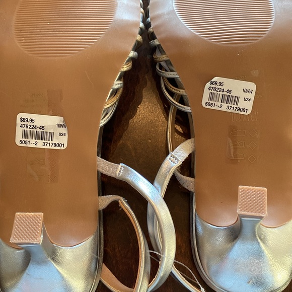 Extrawide width metallic strappy kitten heal sandal faux leather gold/silver NWT - Picture 5 of 6